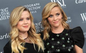 Reese Witherspoon's dochter Ava draagt gouden prinsessenjurk naar debutantenbal in Parijs