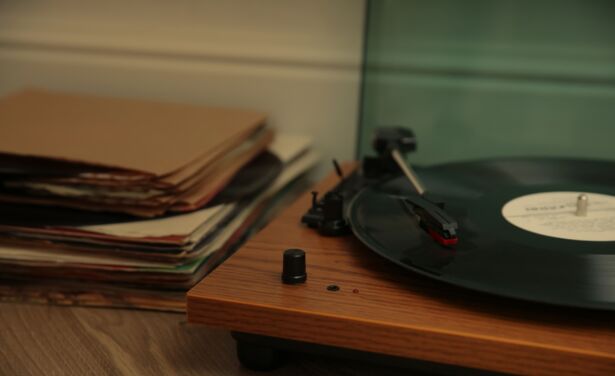 De heropleving van vinyl platen: waarom maken we weer gebruik van deze oude technologie?